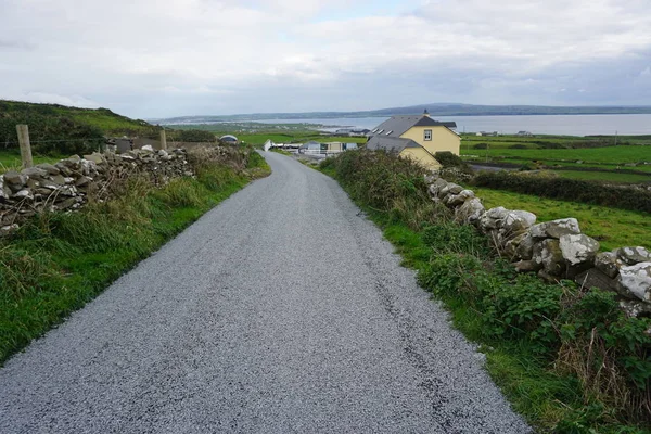 Küçük bir köye giden bir yol, Irlanda