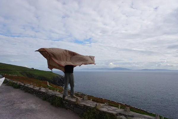 Çadırını kurutmaya bir adam