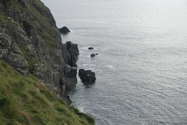 Dik kayalıklarla Atlantik Okyanusu kıyısında tarafından
