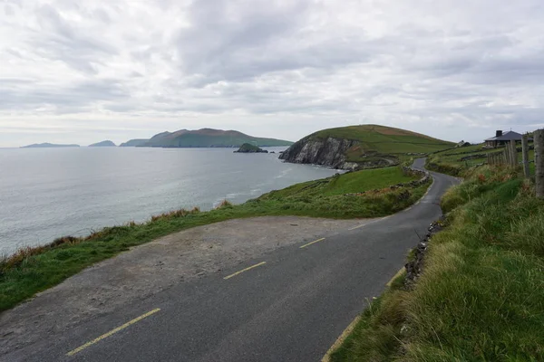 Atlantik Okyanusu sahilinde bir curvy yol