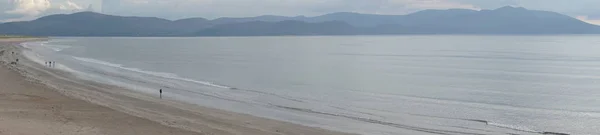 Huzurlu bir körfezin arkasındaki dağlar