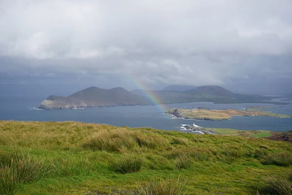 Bir gökkuşağının üstünde küçük bir ada