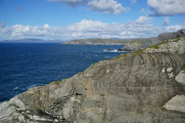 Bir kulübe bir uçurumun üstünde