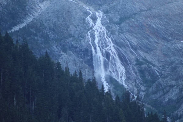 Högt vattenfall i bergen — Stockfoto