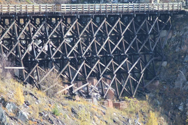 Bir dağ yolu boyunca sahne