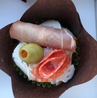 Beyaz kutuda et ve sebzeli mini krep.