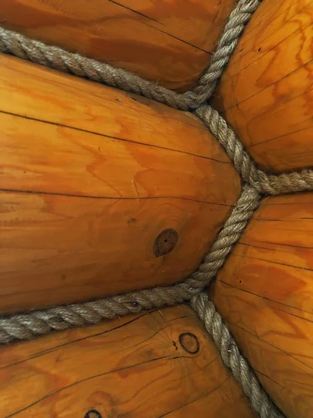 Drewniana murowana belka z liną między belkami — Zdjęcie stockowe
