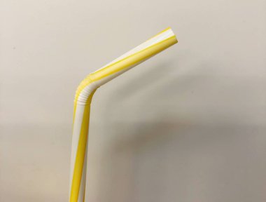 Beyaz arkaplanda izole edilmiş saman sarı tüp içmek