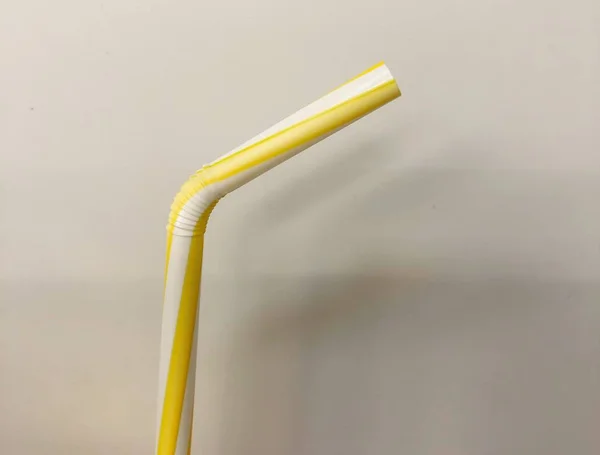 Beber palha tubo amarelo isolado no fundo branco — Fotografia de Stock