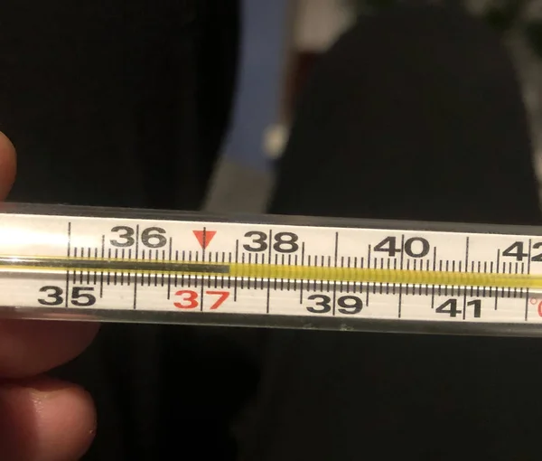 温度37和4的医用汞温度计 — 图库照片#