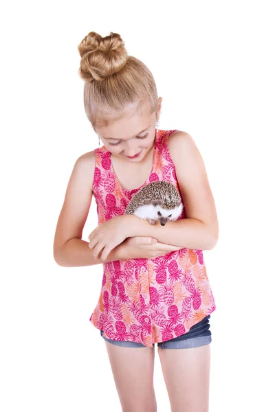 Una joven sosteniendo a su mascota erizo — Foto de Stock