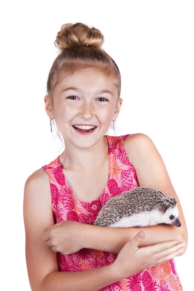 Onu evde beslenen hayvan kirpi ile eğleniyor gülünecek bir genç kız — Stok fotoğraf