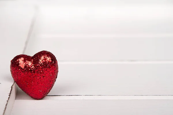 Coração Brilho Vermelho Fundo Madeira Branco — Fotografia de Stock