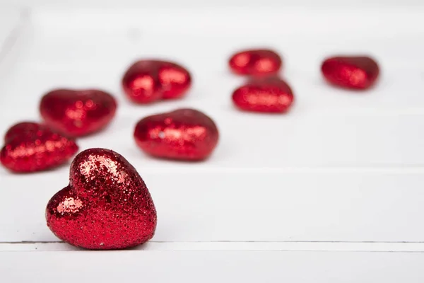 Красные Блестящие Сердца Белом Деревянном Фоне — стоковое фото
