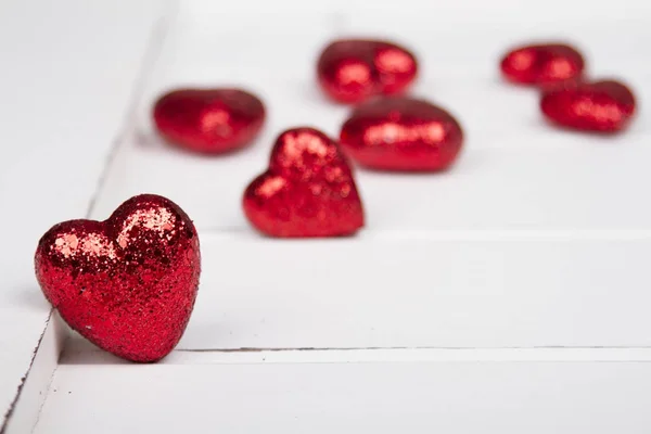 Corazones Purpurina Roja Sobre Fondo Madera Blanca —  Fotos de Stock