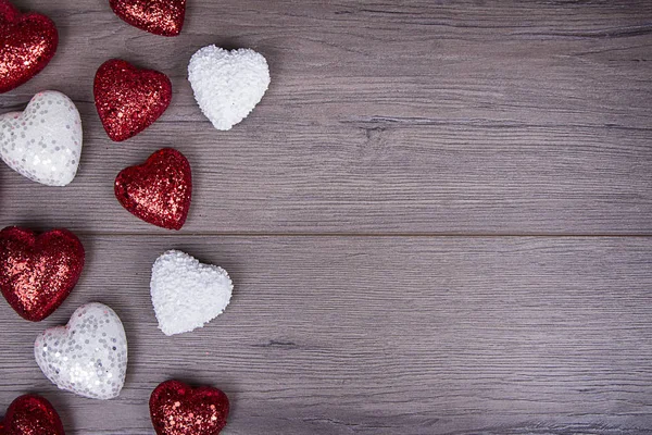 Corazones Purpurina Roja Blanca Sobre Fondo Madera —  Fotos de Stock