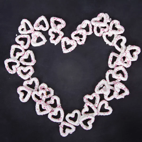 Pretzels cubiertos de chocolate blanco en forma de corazón —  Fotos de Stock