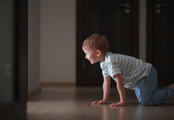 Enfant rampe autour de la maison — Photo