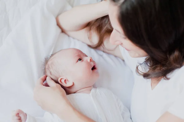 Le nouveau-né regarde sa mère — Photo