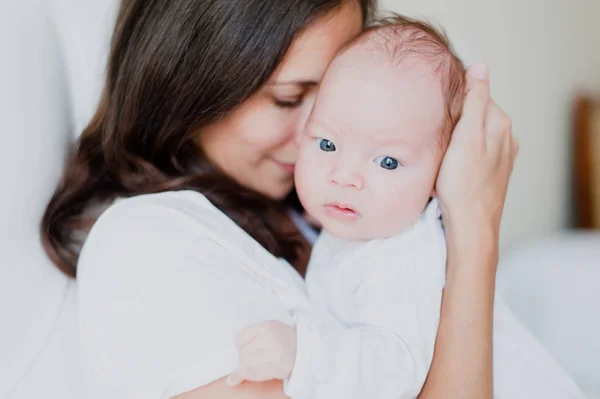 Portrait of a newborn in the arms of the mother — Stock Photo, Image