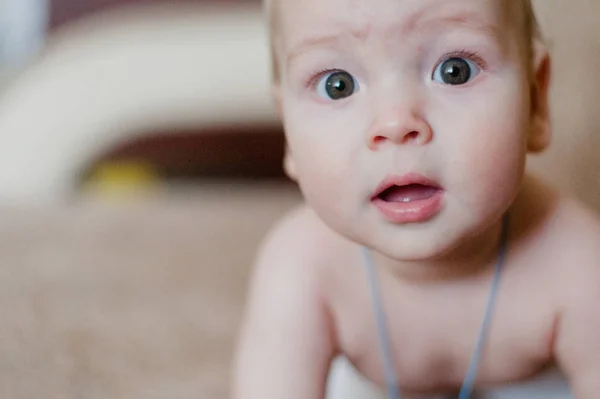 Un bambino piccolo che guarda la macchina fotografica — Foto Stock