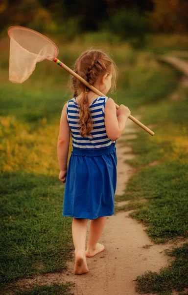 Κορίτσι με ένα δίχτυ περπάτημα χωρίς παπούτσια Εικόνα Αρχείου