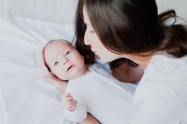 Elini tutarak ve gülümseyen bebekle anne çalış