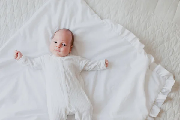 Neonato sdraiato sulla schiena sul letto — Foto Stock