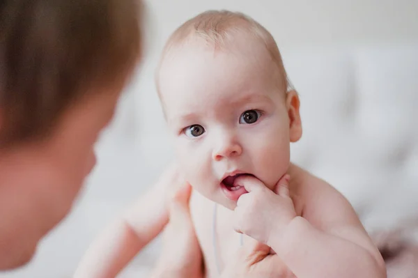 Un bambino nelle mani di un padre che guarda la macchina fotografica — Foto Stock