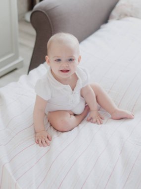 bir bebek üzerinde büyük yatak, oturma portre yaşam tarzı