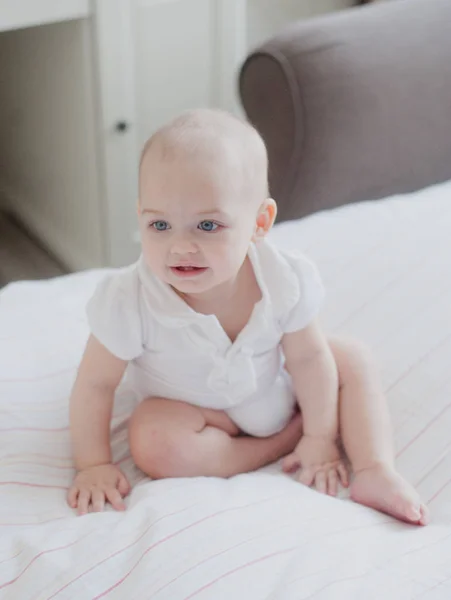 大きなベッドの上に座って赤ちゃんの肖像画のライフ スタイル ロイヤリティフリーのストック画像