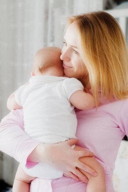 Elele ve onun yeni doğan bebek sarılma mutlu anne