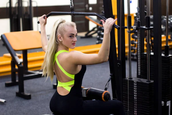 Attractive Yang Girl Training Spot Body Gym Fitness Hard Exercies — Stock Photo, Image