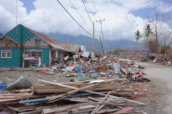 Palu, Endonezya - 11 Ekim 2018: 11 Ekim 2018 'de Palu, Merkez Sulawesi' deki deprem ve tsunamide yıkılan evler ve binalar görüldü..