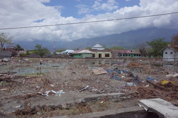 Palu, Endonezya - 11 Ekim 2018: 11 Ekim 2018 'de Palu, Merkez Sulawesi' deki deprem ve tsunamide yıkılan evler ve binalar görüldü..