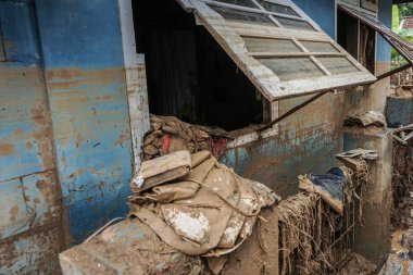 Banten, Endonezya - 5 Aralık 2020: 1 Ocak 2020 'de Endonezya' nın Banten ilinin Lebak ilçesini sel bastı.