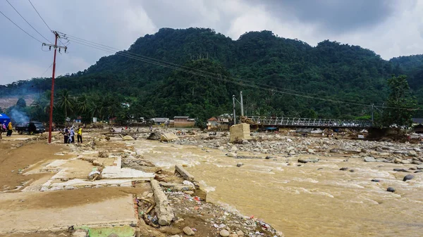 Lebak, Banten - Januari 23, 2020: 1 Ocak 2020 'de Endonezya' nın Banten ilindeki Lebak ilçesini sel bastı