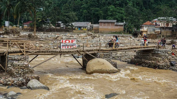 Lebak, Banten - Januari 23, 2020: 1 Ocak 2020 'de Endonezya' nın Banten ilindeki Lebak ilçesini sel bastı