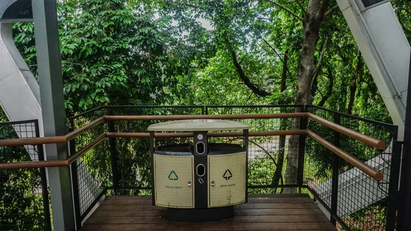 Jakarta, Endonezya 'da şehir merkezindeki bir parkta modern bir çöp tenekesi.