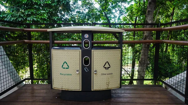 Jakarta, Endonezya 'da şehir merkezindeki bir parkta modern bir çöp tenekesi.