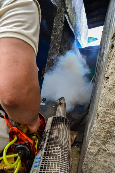 Jakarta, Endonezya - 5 Kasım 2014: Dang 'ı, Aedes aegypti sivrisineğini ya da Endonezya' nın Jakarta kentinde güneş patlaması olan üfleme makinesi kullanan Zika virüslerini önlemek için sis bulutu