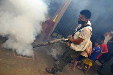 Jakarta, Endonezya - 5 Kasım 2014: Dang 'ı, Aedes aegypti sivrisineğini ya da Endonezya' nın Jakarta kentinde güneş patlaması olan üfleme makinesi kullanan Zika virüslerini önlemek için sis bulutu