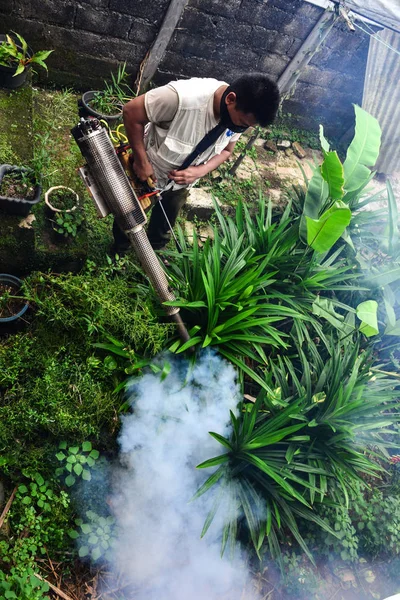 印度尼西亚雅加达 2014年11月5日 印度尼西亚雅加达 烟雾雾化以杀死登革热 埃及伊蚊或防止寨卡病毒使用带有太阳耀斑的吹风机 — 图库照片