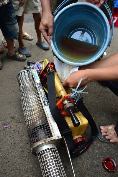 Jakarta, Endonezya - 5 Kasım 2014: Dang 'ı, Aedes aegypti sivrisineğini ya da Endonezya' nın Jakarta kentinde güneş patlaması olan üfleme makinesi kullanan Zika virüslerini önlemek için sis bulutu