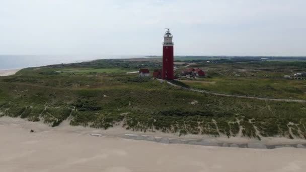 Vlucht Rond Oude Vuurtoren Aan Kust Van Texel — Stockvideo