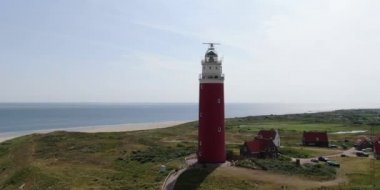 Hollanda 'daki adada deniz feneri olan güzel bir manzara.