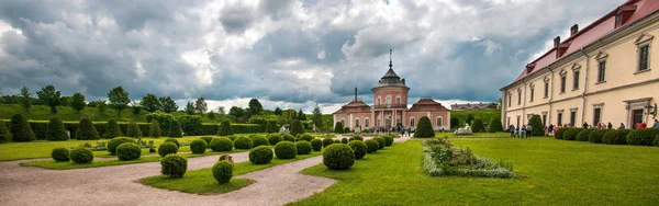 Panoramik fotoğraf güzel kale ve Avrupa'nın Lviv bölgesi süs Bahçe. Ukrayna Zolochivsky kalede. Park ve Zolochiv Çince sarayda,.