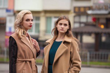 Sonbahar paltolu bir iki güzel kız. 