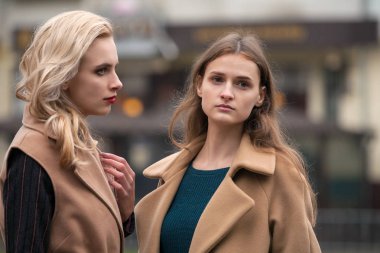 Sonbahar paltolu bir iki güzel kız. 