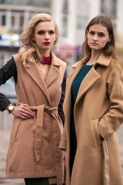 Sonbahar paltolu bir iki güzel kız. 